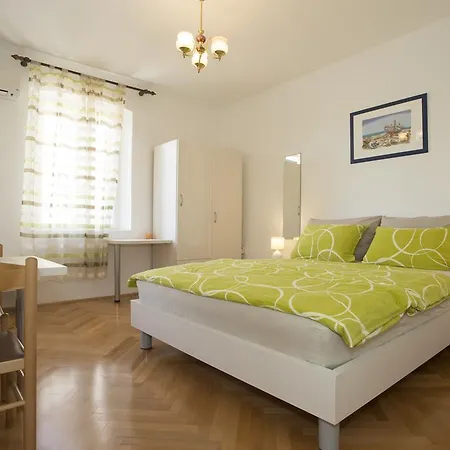 Dalmatian House Гостьовий будинок Спліт